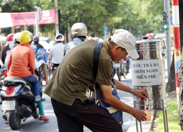 Các mô hình bình nước miễn phí trên nhiều tuyến phố (Ảnh: Ngôi sao)