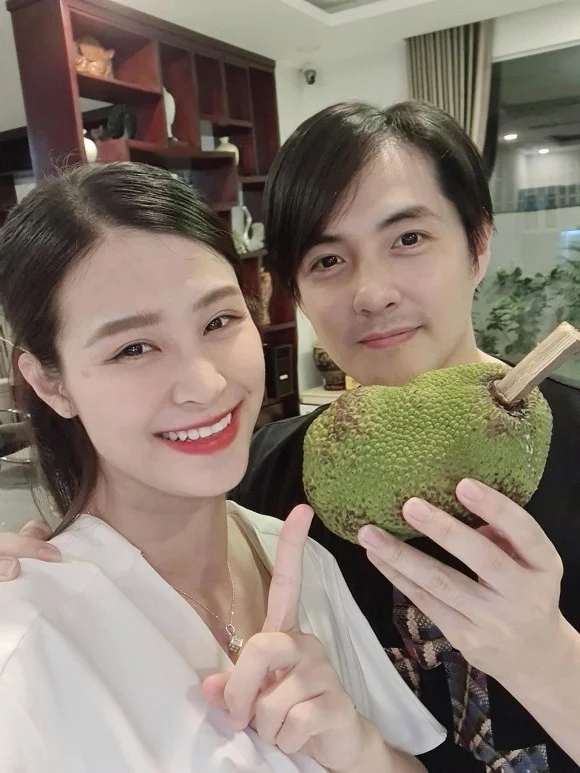 Đông nhi khoe trái mít chín được chồng vừa mới hái. Được biết trái cây này đến nay đã thu hoạch được sau khi trồng từ lúc cả hai yêu nhau. Nữ ca sĩ hài hước viết: 