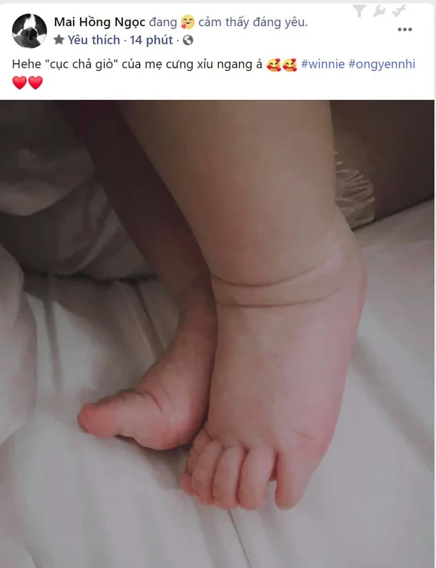 Con gái Đông Nhi ngay khi vừa chào đời đã là nhóc tỳ được quan tâm nhất nhì Vbiz. Trên trang cá nhân, nữ ca sĩ cũng không ngần ngại thường xuyên công khai đăng ảnh con gái. Mới đây, nữ ca sĩ lại tiếp tục đăng tải hình ảnh bụ bẫm của con gái đầu lòng. Ngoài ra, Đông Nhi còn tiết lộ cả cách gọi vô cùng đặc biệt của bé dựa vào đặc điểm này: 