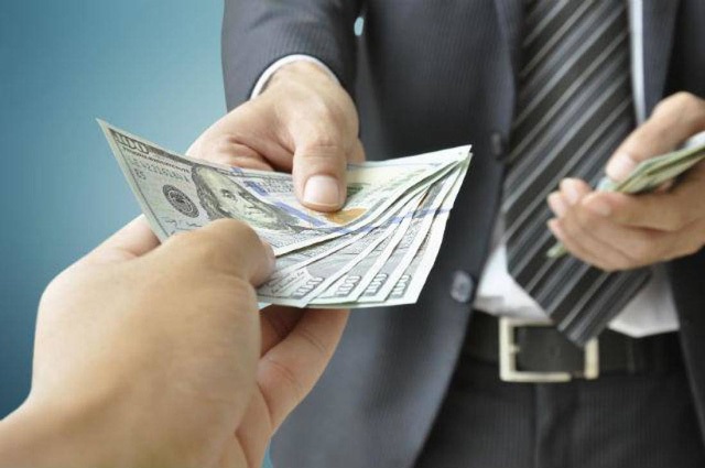 Mơ thấy vay tiền người khác thông báo tài vận giảm sút