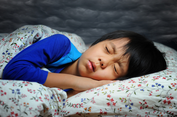 Ngủ mơ thấy người khác cắt trộm tóc của mình là vận xui
