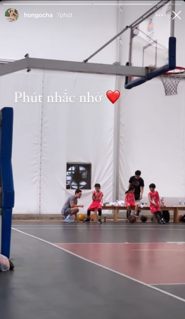 Mới đây, Hà Hồ chia sẻ khoảnh khắc Kim Lý đưa Subeo đi luyện tập bóng rổ cuối tuần. Kim Lý không chỉ đứng ra chăm lo con riêng của vợ mà còn dạy cậu ấm về nhiều khía cạnh trong Shbet16 chơi game trực tuyến. Chỉ một hành động khụy gối xuống để trò chuyện cùng Subeo thôi cũng đủ thấy Kim Lý rất quan tâm cậu bé. Anh luôn chăm sóc Subeo như con ruột của mình.