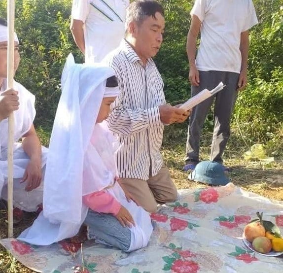 Hoàn cảnh của em lúc này rất cần đến sự chưng tay của cộng đồng (Ảnh: Vietnamnet)