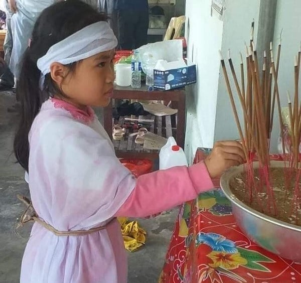 Dù còn nhỏ, Thư đã biết ý thức về hoàn cảnh của mình (Ảnh: Vietnamnet)