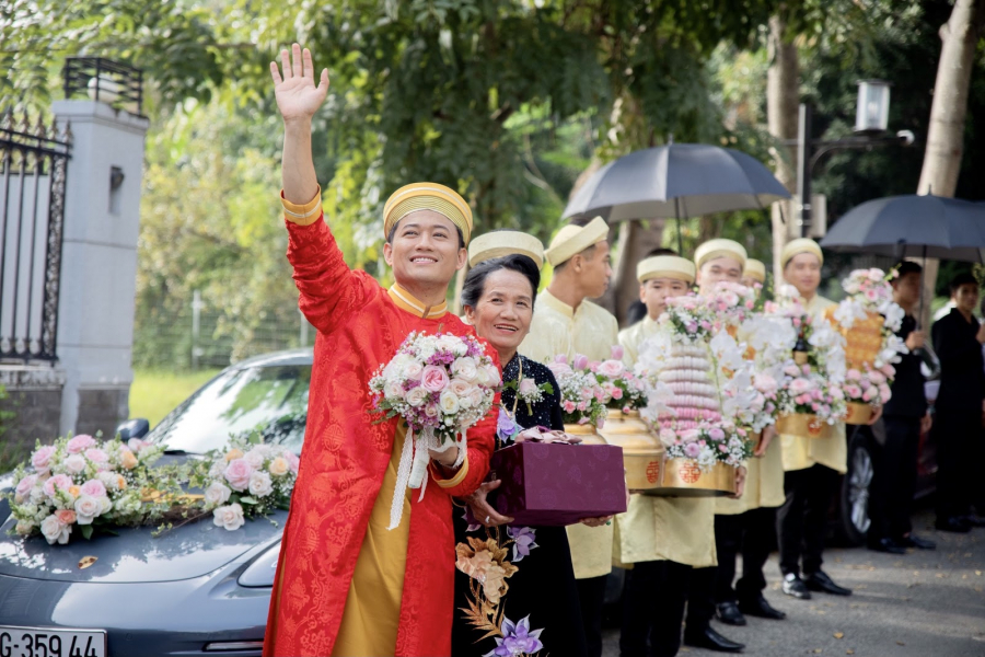 Nam diễn viên vui mừng khi thấy sự xuất hiện của nhà gái.