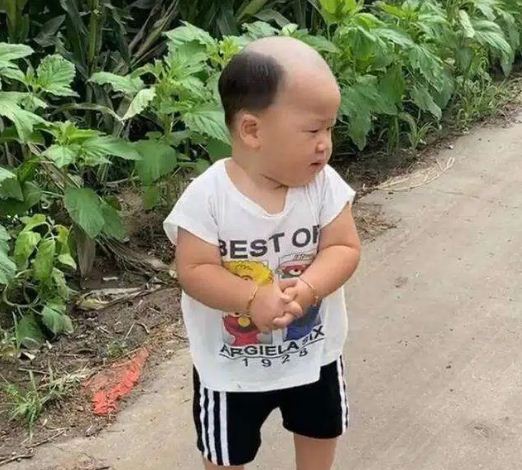 Mẹ đi vắng là nhà có chuyện ngay.