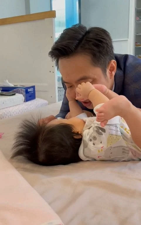 Đàm Thu Trang đăng tải khoảnh khắc đáng yêu của hai bố con Cường Đô La và Suchin. Cường Đô La vừa đi làm về chưa thay đồ đã vội nằm chơi và nói chuyện cùng 