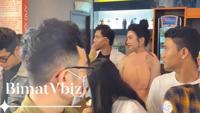 Nam Em đi lướt qua và nhẹ nhàng vuốt má Lãnh Thanh.