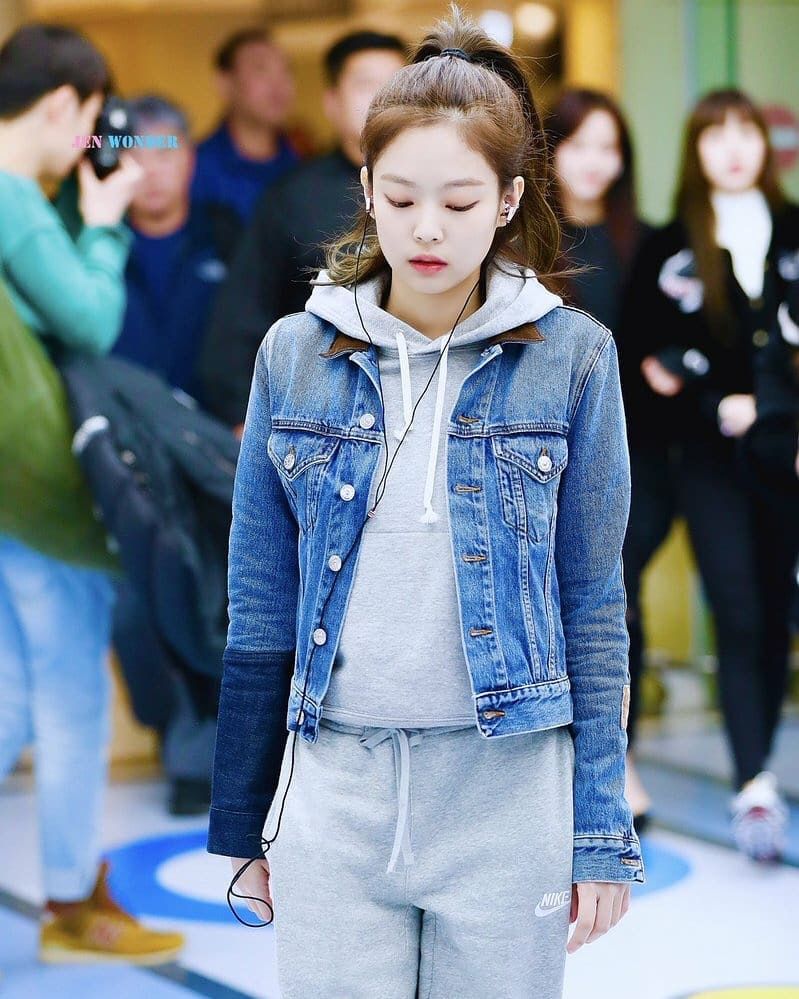 Hay bạn có thể diện 1 bộ nỉ ấm áp màu xám sáng này cùng 1 chiếc denim, nhìn vừa đơn giản lại vừa năng động trẻ trung