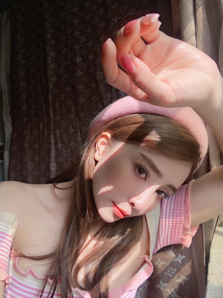 Mới đây, Quỳnh Nga đăng ảnh mới, thể hiện sự thích thú với bộ lông mi của mình. Việt Anh lập tức có động thái gây chú ý. Anh ẩn ý: 
