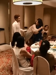 Gần đây, Mai Phương Thúy và Noo Phước Thịnh liên tục thu hút sự chú ý của công chúng vì loạt khoảnh khắc cực tình cảm. Mới đây, dân mạng phát sốt với khoảnh khắc Mai Phương Thúy được mẹ Noo Phước Thịnh âu yêu nắm tay đầy thân thiết. Đáp lại, Mai Phương Thúy liên tục cúi chào rất lễ phép, sau đó còn ôm mẹ của Noo Phước Thịnh vô cùng tình cảm. Fan cảm thấy vô cùng thích thú với hình ảnh 