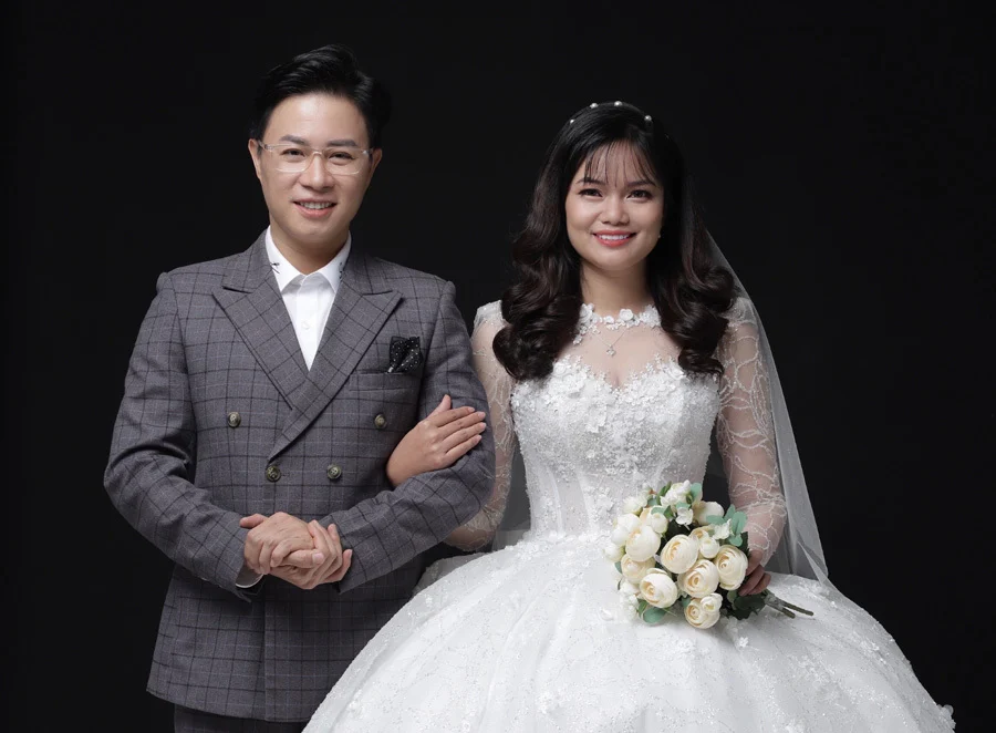 MC Lê Anh chiếm được nhiều thiện cảm của khán giả với khuôn mặt điển trai và lối dẫn vô cùng duyên dáng. Mới đây, mạng xã hội bất ngờ lan truyền hình ảnh lễ cưới của nam MC. Có vẻ như anh đã có một buổi lễ kết hôn bí mật. Sau khi tiệc cưới xong xuôi, Lê Anh mới đăng thiệp hỷ thông báo tin vui với bạn bè. Theo đó, vợ Lê Anh là Trần Thị Thu Hảo hiện đang là trưởng khoa Du lịch tại một trường Cao đẳng ở Hà Nội. Trước khi về chung nhà, hai người đã có khoảng thời gian tìm hiểu khá dài. Thu Hảo cũng từng là học trò của Lê Anh.