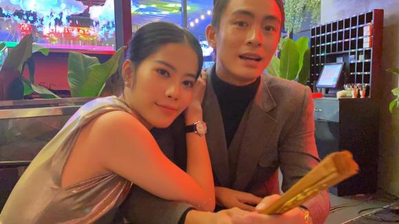 Mới đây, trong video dài hơn 10 phút Nam Em và Lãnh Thanh đã chính thức công khai đang hẹn hò và có tình cảm thật dành cho nhau chứ không phải để PR. Suốt buổi chia sẻ, Nam Em liên tục tựa vai, dành ánh mắt nhìn trìu mến và chỉnh áo cho bạn trai khiến khán giả không khỏi bất ngờ. Lãnh Thanh chia sẻ: 