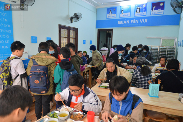 Quán cơm đón tiếp rất nhiều người dân đến ăn (Ảnh: Dân Trí)