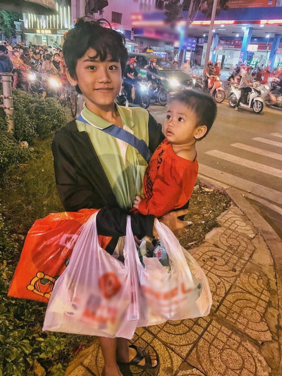 Hình ảnh Cường bế em đi ăn xin đã thu hút sự chú ý của dư luận