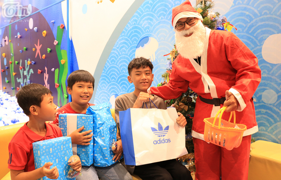 Nụ cười hạnh phúc của Phúc và Cường khi lần đầu được đi chơi, tặng quà Noel