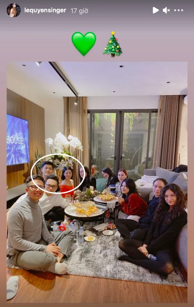 Tối 24/12, Lệ Quyên lần đầu công khai ảnh bên tình trẻ Lâm Bảo Châu. Cả hai ngồi sát nhau trong tiệc mừng Giáng sinh cùng bạn bè và người thân. Động thái này của Lệ Quyên khiến dân mạng cho rằng cô đang ngầm thừa nhận mối quan hệ tình cảm này. Thời gian này, cả hai liên tục bị phát hiện tình tứ từ trên mạng cho đến ra ngoài đời.