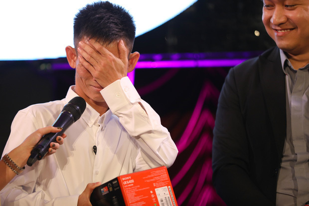 Anh chàng chia sẻ xúc động vì được khán giả dành tình yêu và quan tâm tới mình (Ảnh cắt từ clip)