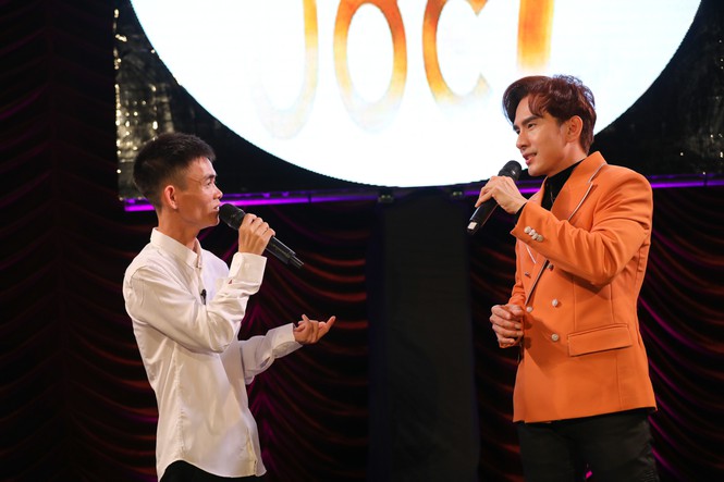 Anh chàng song ca cùng ca sĩ Đan Trường (Ảnh cắt từ clip)