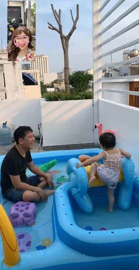 Nhã Phương chia sẻ loạt ảnh Trường Giang và con gái chơi đùa. Theo chia sẻ, do sáng nay cô đi sớm nên đã nhờ ông xã trông con. Đến khi gọi điện về nhà thì thấy Trường Giang và con đã rủ nhau lên sân thượng nghịch nước. Dáng vẻ hài hước của Trường Giang khi chơi đùa cùng con gái khiến fan thích thú. Nhã Phương viết: “Khi vợ đi làm sớm. Giả bộ gọi điện thì thấy cha con “Mười khó” trốn chị mẹ lên sân thượng “tắm biển” sớm, tính chiêu mộ đồng minh hay gì. Còn đâu chú Mười “vệ sĩ” của tui ngày hôm trước”.
