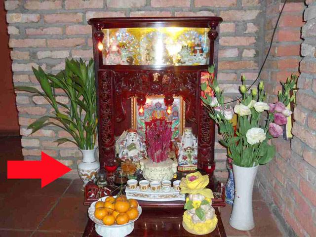 Đặt cây phất lộc lên bàn thờ