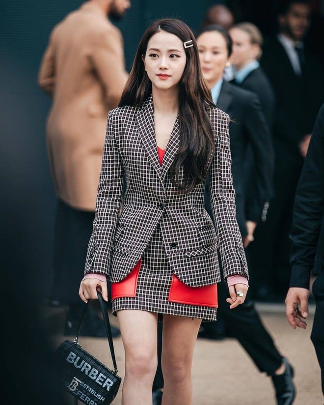 Còn Jisoo lại thích lên đồ với blazer vừa 