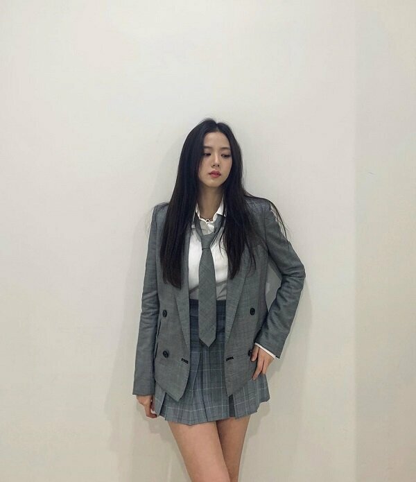 Phong cách nữ sinh xinh đẹp và khí chất ngất của Jisoo với chân váy xếp li to, áo sơ mi trắng, blazer và điểm nhấn chính là chiếc cà vạt thắt hững hờ kia