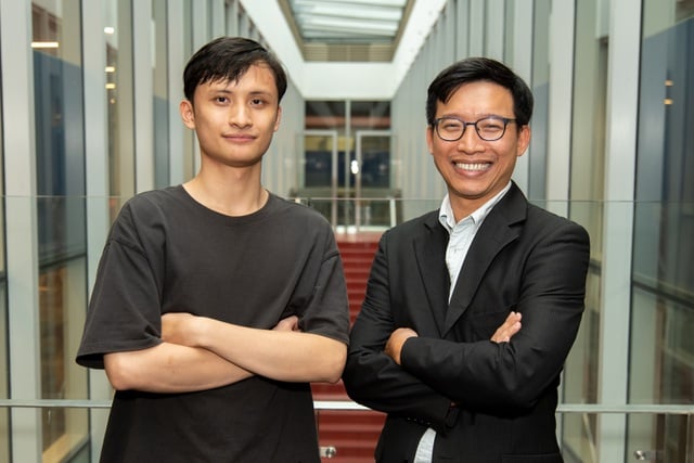 Tuấn cùng Tiến sĩ Đinh Ngọc Minh, giảng viên đồng thời là người hướng dẫn anh (Ảnh: Dân Trí)