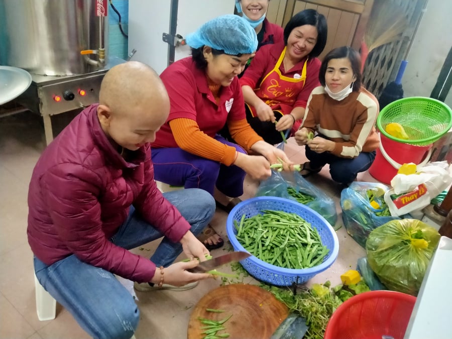 Chị Hiền (Áo khoác đỏ) luôn lạc quan, động viên cùng các bệnh nhân (Ảnh: Người đưa tin)