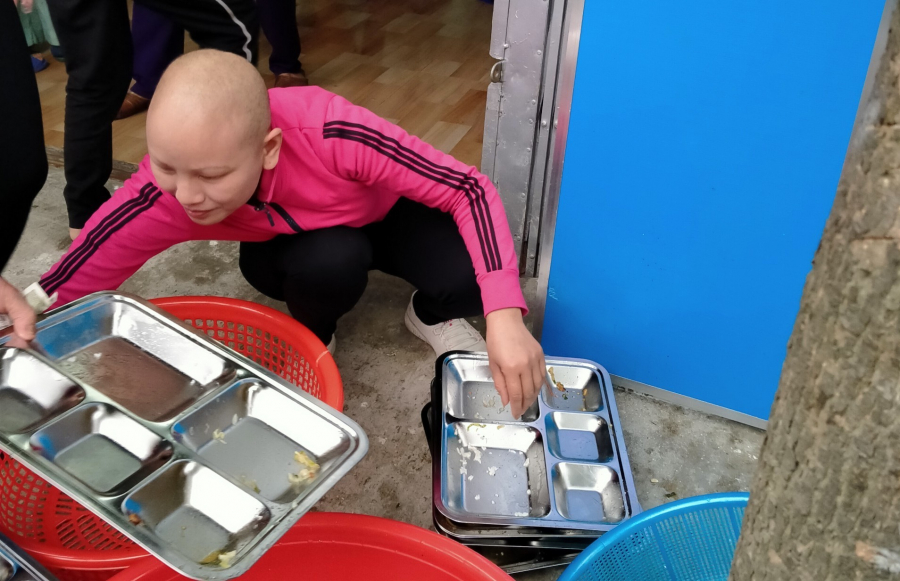 Chị Hiền tình nguyện làm nhân viên không công cho quán (Ảnh: Người đưa tin)