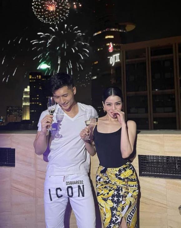 Lệ Quyên đã không ngần ngại công khai đăng ảnh cùng tình trẻ tin đồn Lâm Bảo Châu uống rượu, ngắm pháo hoa đón năm mới. Lệ Quyên chia sẻ: 