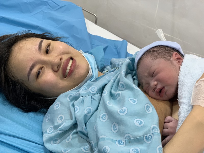 Đúng khoảnh khắc Giao thừa, các thiên thần đầu tiên của năm 2021 đã chào đời (Ảnh: PLO)