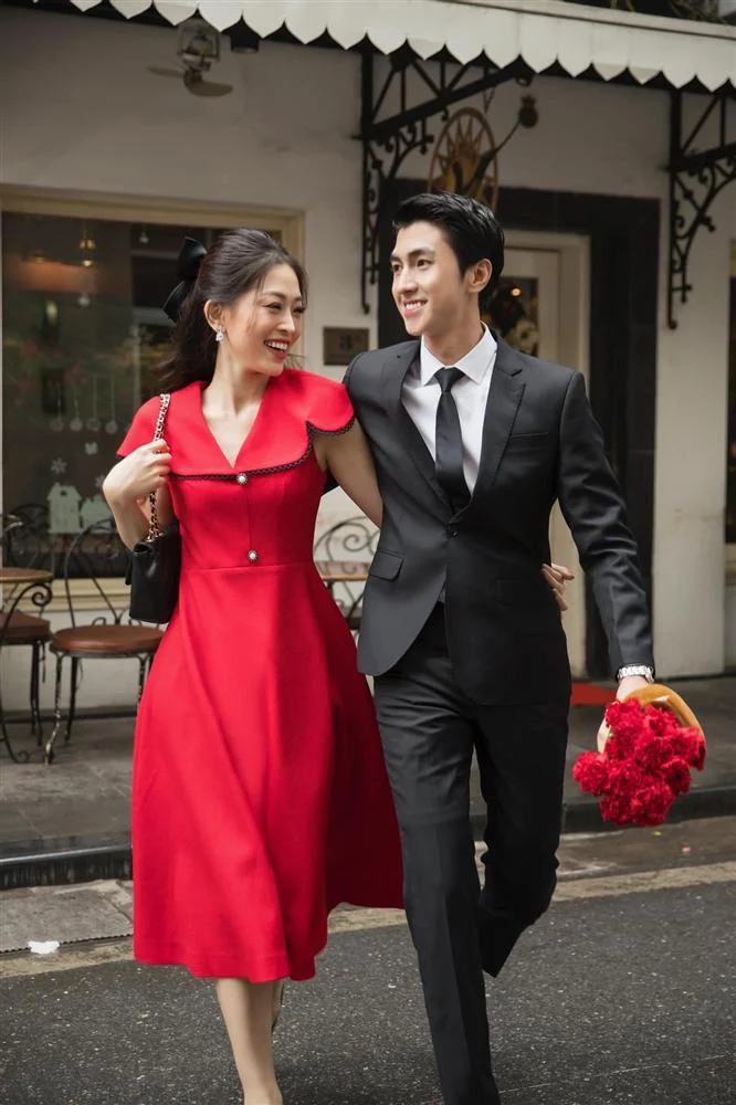 Chào đón năm mới, Bình An đăng ảnh sánh đôi bạn gái Á hậu Phương Nga và thông báo cả hai đã bước sang năm thứ 4 hẹn hò. 