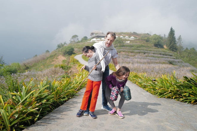 Bạn trai Hồng Nhung chơi đùa vui vẻ bên hai con của cô.