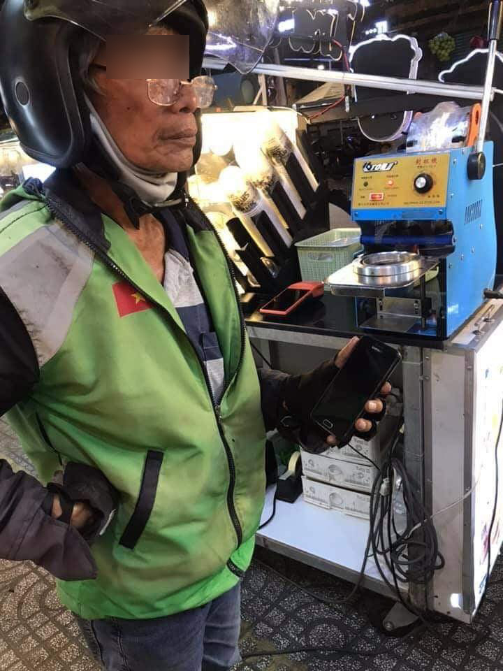 Chú shipper loay hoay, lo lắng vì nếu khách không chịu huỷ đơn hàng thì chú sẽ  không thể nhận cuốc gọi khác (Ảnh: NVCC)