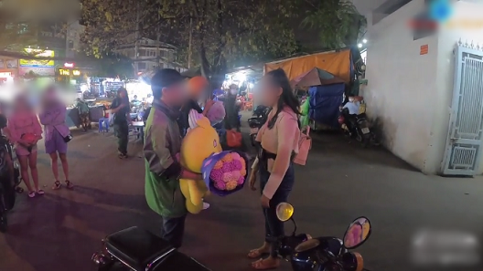 Anh chàng đứng đợi bạn gái ra để tỏ tình (Ảnh cắt từ clip)