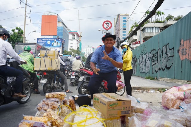 Dù vất vả nhưng chú Ba Chánh luôn vui vẻ, lạc quan và lan tỏa niềm vui tới mọi người