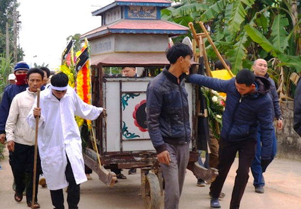 Người thân đưa tiễn anh Phượng về nơi an nghỉ cuối cùng (Ảnh: Pháp luật& bạn đọc)