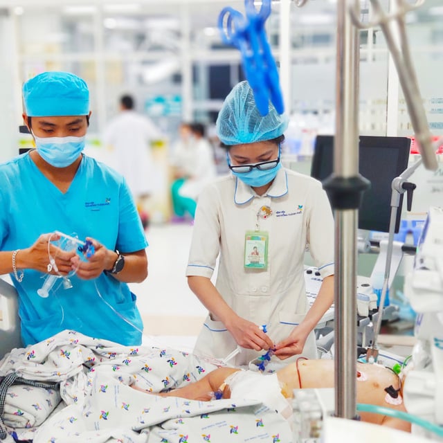 Bệnh nhi được các bác sĩ tích cực chăm sóc (Ảnh: Bệnh viện Nhi đồng)