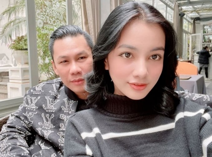 Thông tin doanh nhân Đức Huy và người đẹp từng thi HHVN 2020 - Cẩm Đan đang hẹn hò hiện thu hút sự chú ý của dân mạng. Dù Cẩm Đan đã lên tiếng phủ nhận nhưng Đức Huy lại đã xác nhận thông tin anh và Cẩm Đan đang trong giai đoạn tìm hiểu nhau: 
