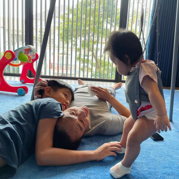 Mới đây, Đàm Thu Trang đã chia sẻ hình ảnh Cường Đô La đang nằm bên hai con Suchin và Subeo. Trong khi Subeo áp mặt lên mặt bố thì Suchin lại đang được cố định vào một thiết bị tập đi dành cho trẻ con. Cô viết: Vâng... tôi ở đâu trong cái nhà này?