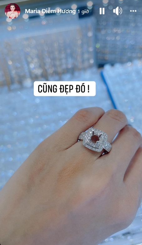 Chiếc nhẫn sang chảnh, đắt đỏ nằm trên ngón áp út của Diễm Hương.