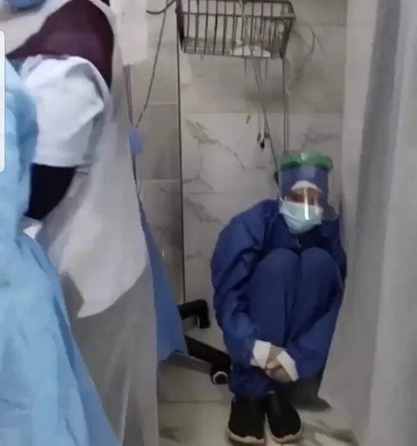 Đau buồn vì bệnh nhân không qua khỏi, nũ y tá ngồi một góc lặng lẽ