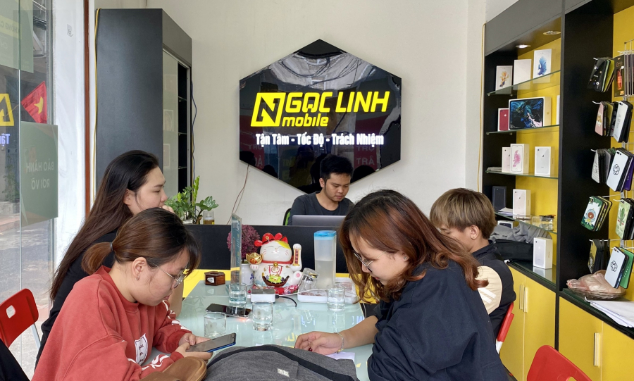 Anh Tạ Văn Thịnh (giữa)- Chàng trai 9X đi từ nghề xe ôm, bưng bê trở thành ông chủ thương hiệu Ngọc Linh Mobile.