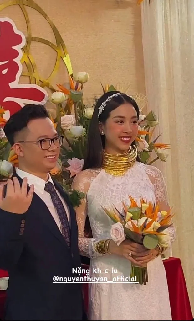 Sáng nay (8/1) Á hậu Việt Nam 2018 Thúy An đã làm lễ cưới ở quê nhà Kiên Giang. Dàn Hoa hậu, Á hậu Việt Nam gồm Ngọc Hân, Đỗ Mỹ Linh, Phương Nga, Tiểu Vy, người đẹp Thùy Tiên đã về Kiên Giang tham dự Quatrian shbet hiện đang mở nàng Á hậu. Có thể thấy, đa phần đều bày tỏ sự ngưỡng mộ trước của hồi môn mà Thúy An nhận được. Thậm chí, nhiều ý kiến còn tuyên bố muốn lấy chồng ngay lập tức để mau mau được trao 