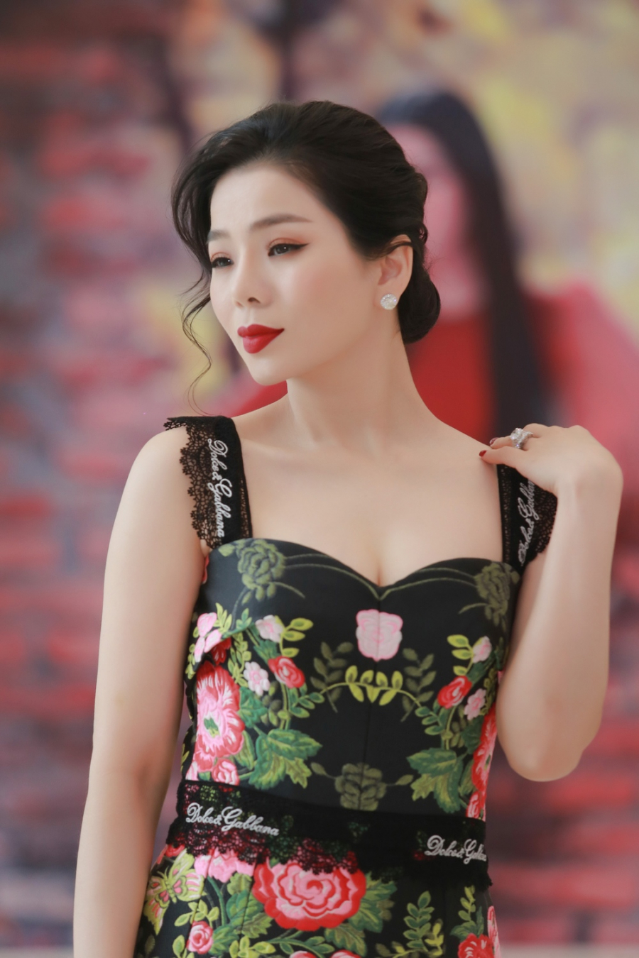 Mới đây, khi được hỏi về việc mời Lâm Bảo Châu tham gia dự án mới, Lệ Quyên thẳng thắn bày tỏ quan điểm rằng nghệ thuật cần phải đúng người đúng việc. Cô không muốn chuyện tình cảm ảnh hưởng đến công việc. Tuy nhiên, Lệ Quyên cho biết bản thân vô cùng hạnh phúc trong tình yêu và tình yêu chính là ngọn lửa thắp sáng trong những khung trời tăm tối. Cô khẳng định không bao giờ có ý định dùng chuyện tình cảm đánh bóng tên tuổi vì muốn những người xung quanh được bình yên. Ngoài ra, nữ ca sĩ cho biết mình chưa bao giờ ngừng yêu. Phải nói rằng 