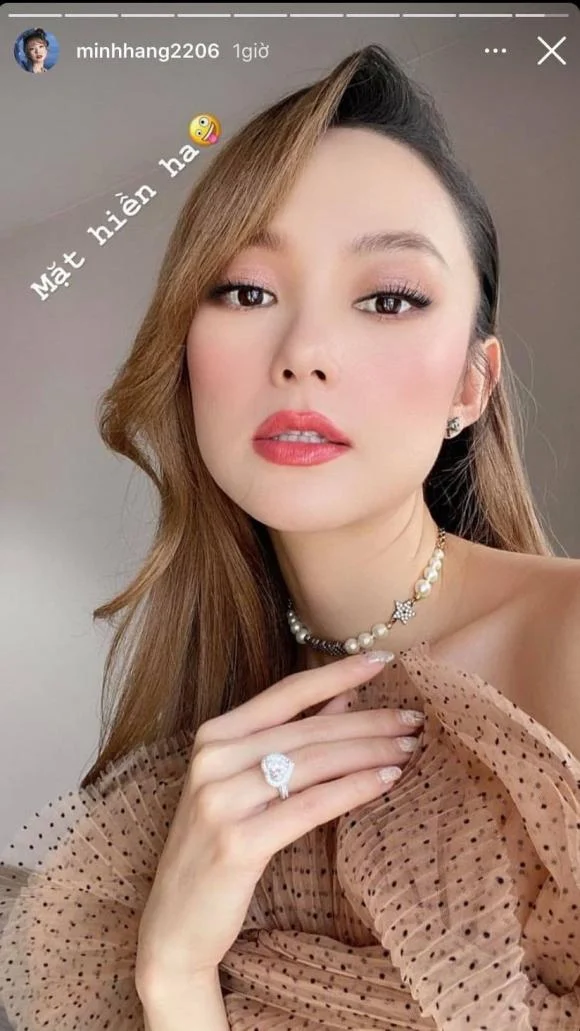 Minh Hằng nhận được sự quan tâm lớn từ công chúng khi đăng tải bức ảnh selfie. Tuy nhiên khán giả dồn sự chú ý vào chiếc nhẫn kim cương cỡ lớn vô cùng lấp lánh được đeo ở ngón áp út - vị trí thường đeo nhẫn cầu hôn và nhẫn cưới. Nếu bản thân Minh Hằng tự sắm nhẫn thì không có gì bất ngờ nhưng vị trí đeo nhẫn quá đặc biệt nên làm nhiều người cho rằng, liệu có phải Minh Hằng đang úp mở chuyện sắp lên xe hoa.