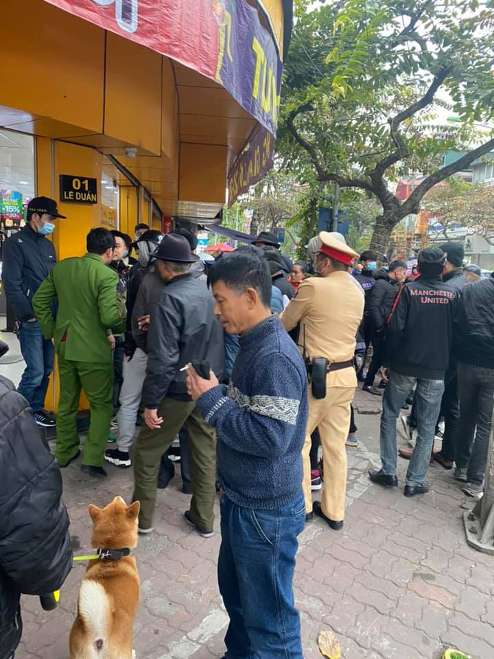 Công an đã nhanh chóng có mặt tại hiện trường và áp giải tên cướp về phường (Ảnh: Fanpage Không sợ chó)