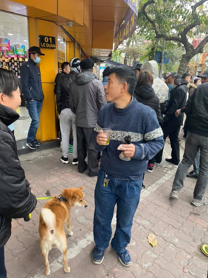 Vụ việc thu hút sự hiếu kỳ của người dân chung quanh  (Ảnh: Fanpage Không sợ chó)