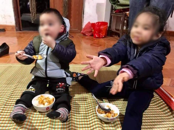 Hai bé đang được chị Bích chăm sóc